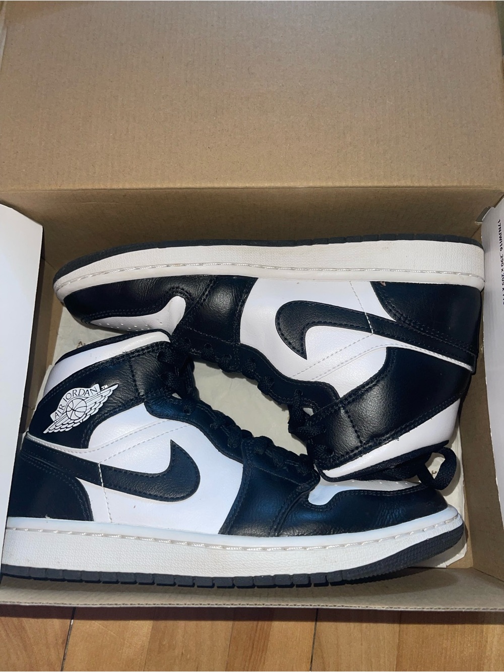 Jordan 1s Mid Women’s Sneakers🖤🤍